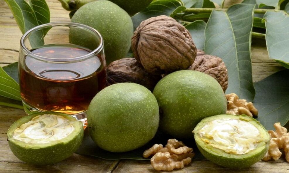 Green walnuts against parasites