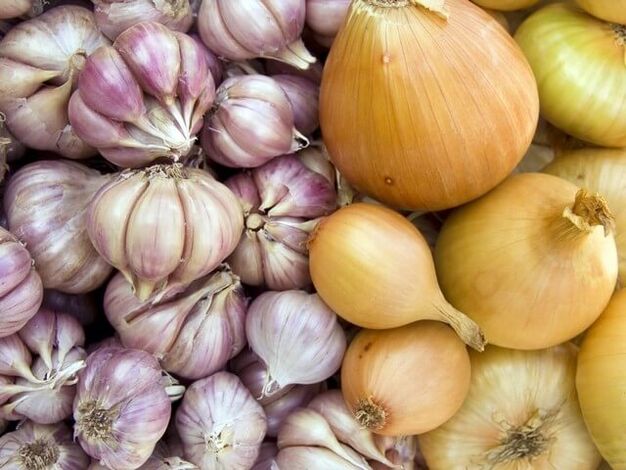 Fresh onions and garlic to get rid of worms